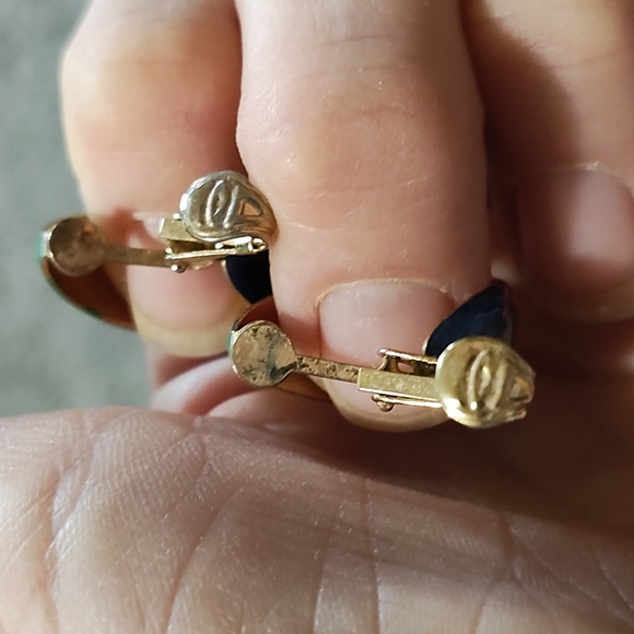 VINTAGE MULTICOLORED SWIRLED ENAMEL GOLD-TONE HALF HOOP LEVERBACK 1" EARRINGS - Picture 6 of 9